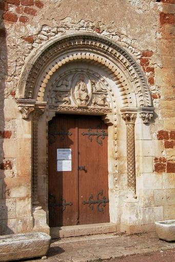 Collégiale Saint-Michel : Porte latérale de la façade sud.