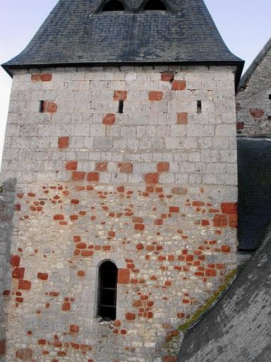 Collégiale Saint-Michel : façade est, clocher, détail des ouvertures.