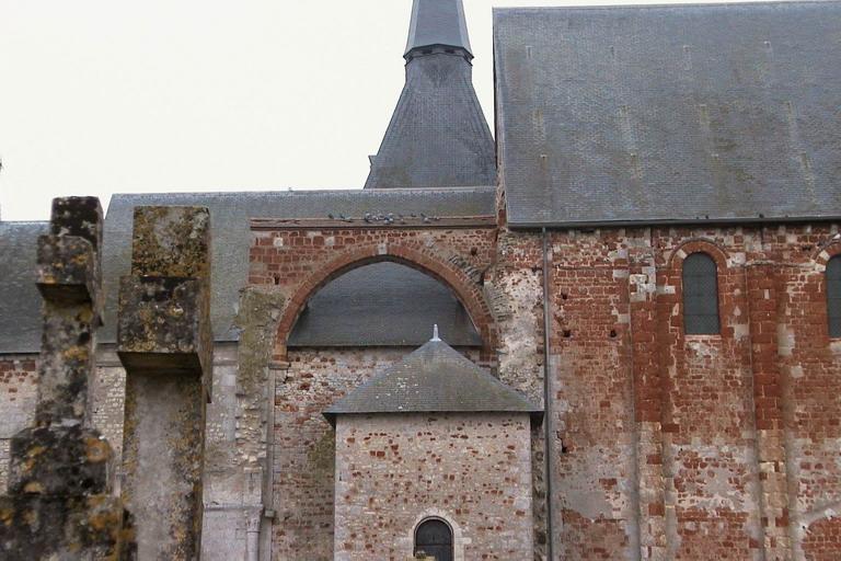 Collégiale Saint-Michel : Façade nord, le choeur, arc du transept.