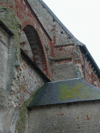 Collégiale Saint-Michel : Façade nord, détail du mur écorché du transept.