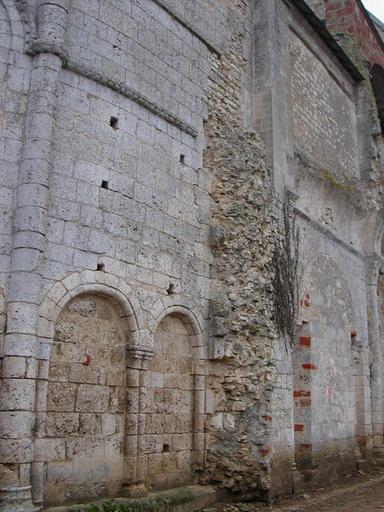 Collégiale Saint-Michel : Façade nord, détail du mur écorché du transept.