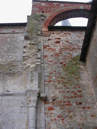 Collégiale Saint-Michel : Détail du mur écorché du transept et bas coté.