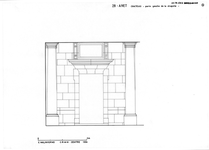 Château : Chapelle : élévation de la porte gauche de la chapelle.