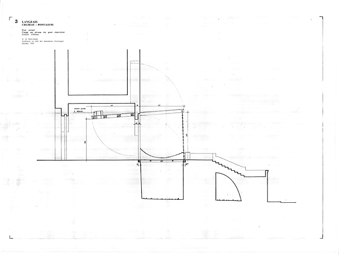 Château : 3 - PONT LEVIS : Coupe au niveau du pont charretier (état actuel).