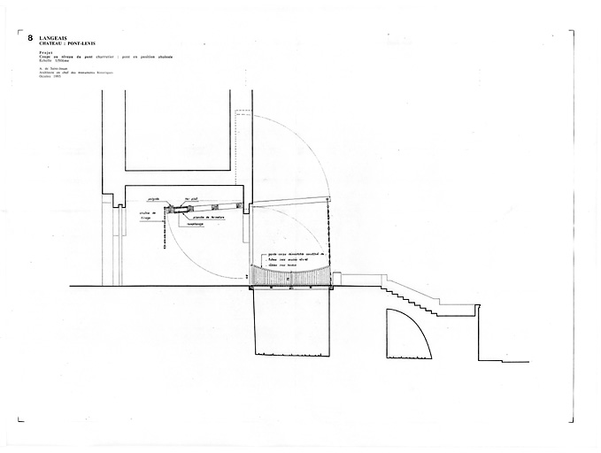 Château : 8 - PONT LEVIS : Coupe au niveau du pont charretier, pont en position abaissée (P.A.T.).