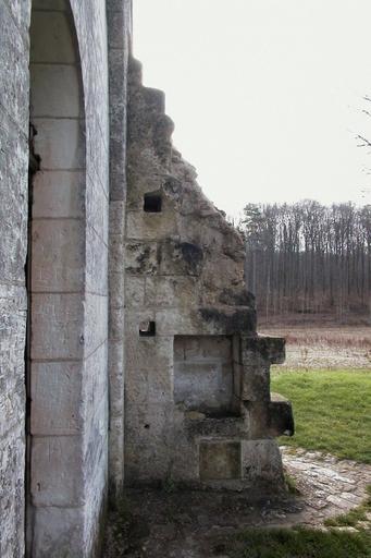 Chapelle Saint-Jean du Liget : Mur au sud, à coté de la porte.