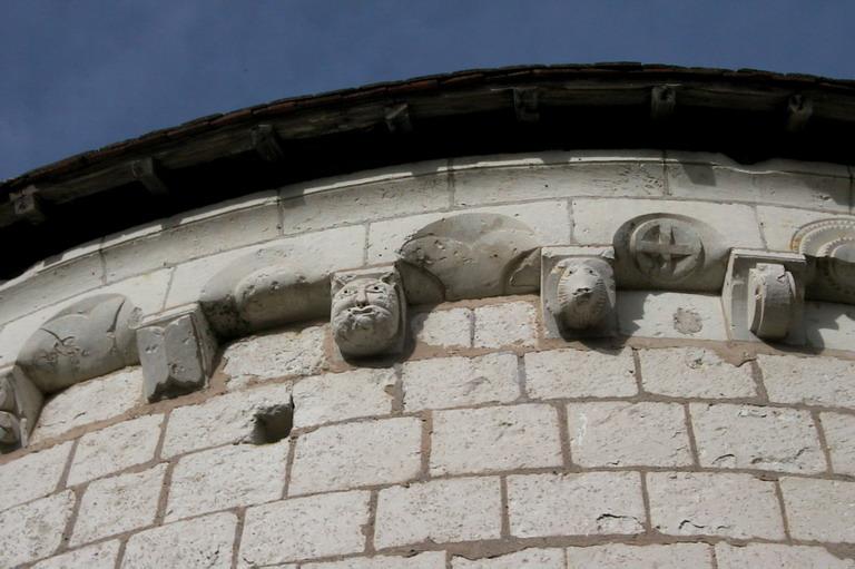 Chapelle Saint-Jean du Liget : Modillons.