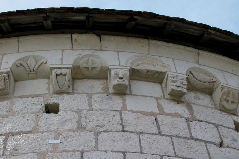 Chapelle Saint-Jean du Liget : Modillons.