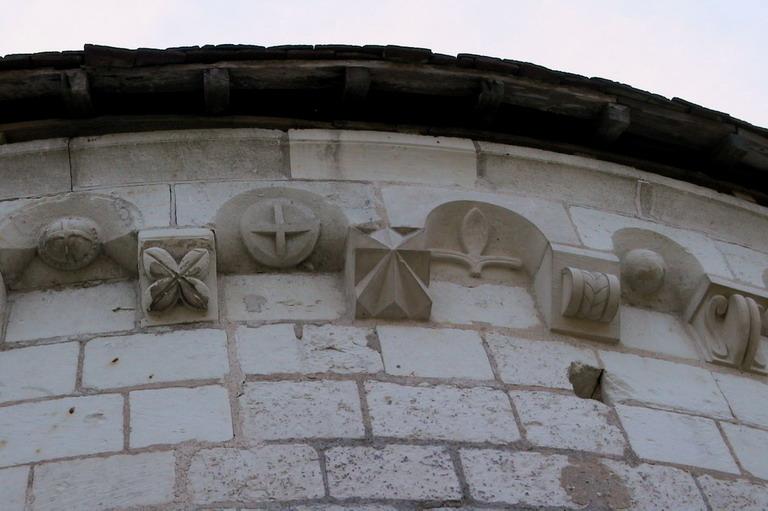 Chapelle Saint-Jean du Liget : Modillons.