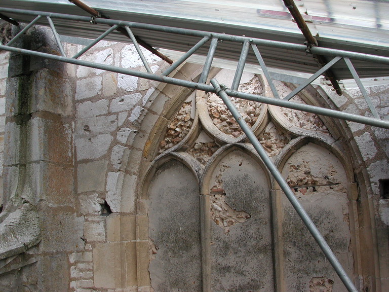 Eglise Saint-Sulpice, comble sud : Comble du bas coté sud : fenêtre droite du mur est, coté droit et contrefort.