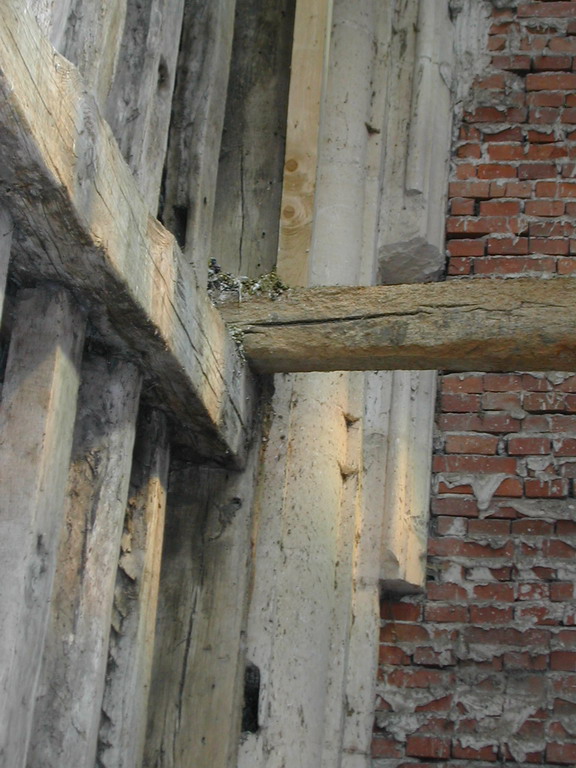 Eglise Saint-Sulpice, comble sud : Comble du bas coté sud : mur nord, début d'ouverture, coté gauche.