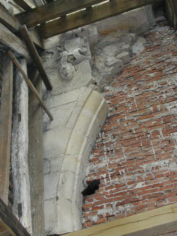 Eglise Saint-Sulpice, comble sud : Comble du bas coté sud : mur nord, début d'ouverture, coté gauche.