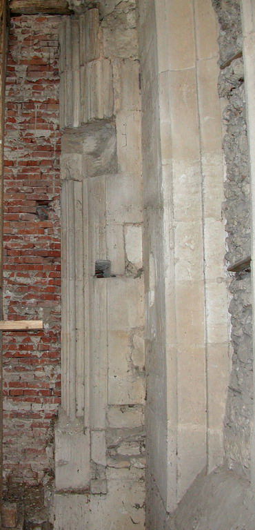 Eglise Saint-Sulpice, comble sud : Comble du bas coté sud : mur nord, début d'ouverture, coté droit.