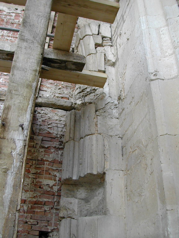 Eglise Saint-Sulpice, comble sud : Comble du bas coté sud : mur nord, début d'ouverture, coté droit.