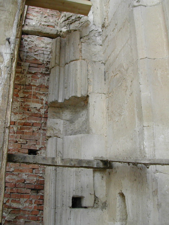 Eglise Saint-Sulpice, comble sud : Comble du bas coté sud : mur nord, début d'ouverture, coté droit.