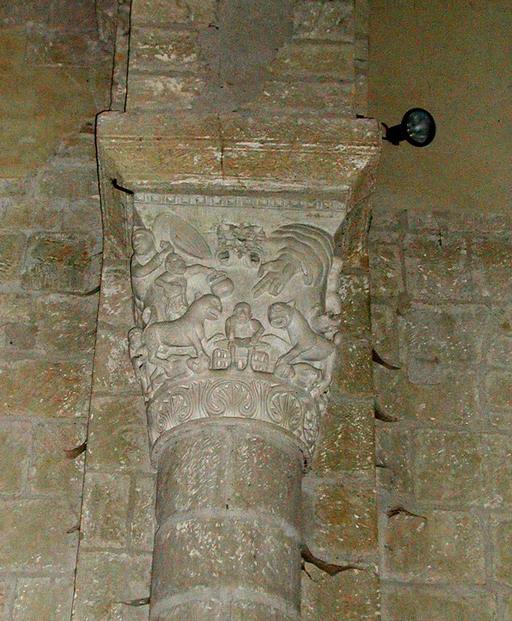 Eglise Saint-Roch : Vue intérieur, chapiteau coté nord.