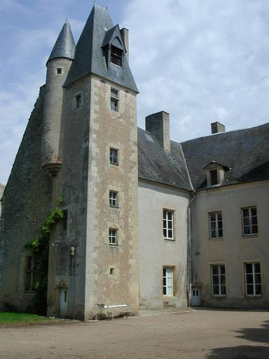 Château de Bannegon : Tour carré, façade sur cour.