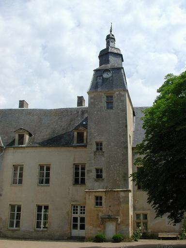 Château de Bannegon : Façade sud-ouest, sur cour. Tour de l'horloge.