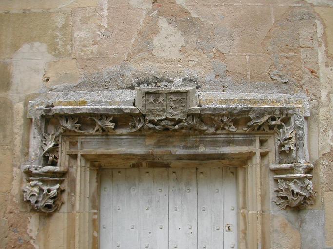 Château de Bannegon : Détail de la porte de la tour de l'horloge.