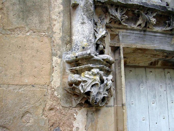 Château de Bannegon : Détail de la porte de la tour de l'horloge.