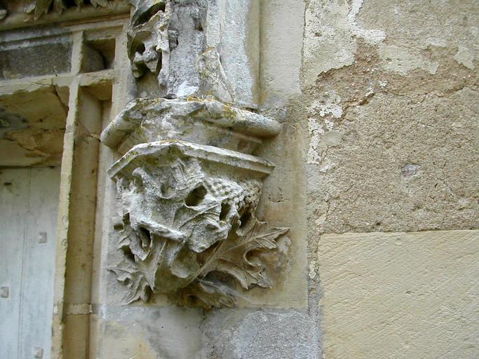 Château de Bannegon : Détail de la porte de la tour de l'horloge.