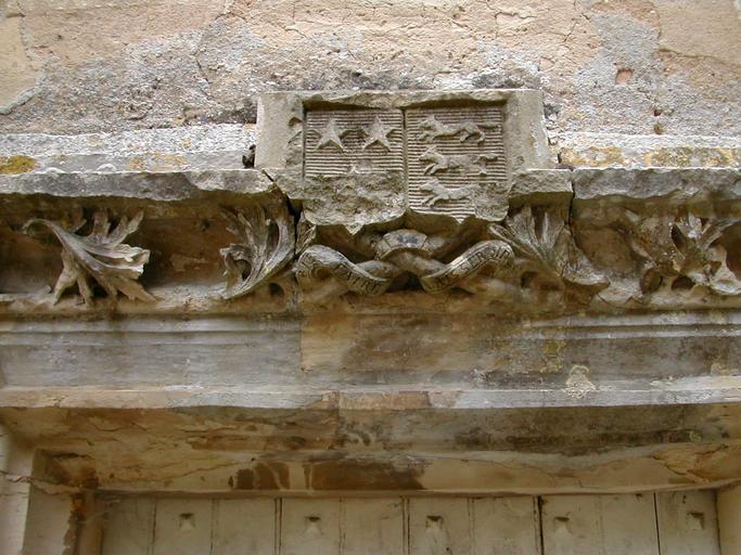 Château de Bannegon : Détail de la porte de la tour de l'horloge.