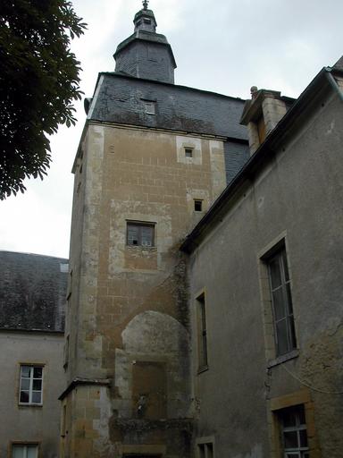 Château de Bannegon : Tour de l'horloge.