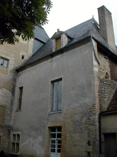 Château de Bannegon : Façade sud-ouest, à droite de la tour de l'horloge.