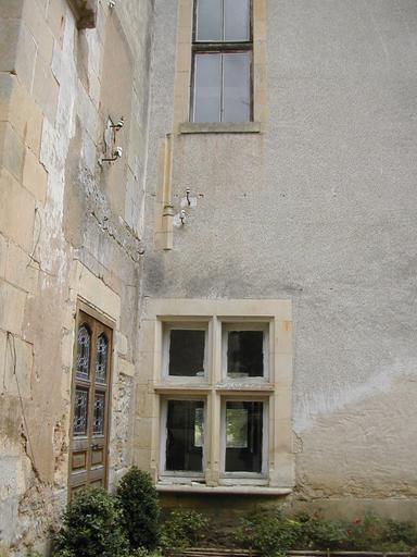 Château de Bannegon : Façade sud-ouest, à droite de la tour de l'horloge, détail de la fenêtre du rez de chaussée.