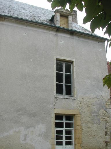 Château de Bannegon : Façade sud-ouest, à droite de la tour de l'horloge.