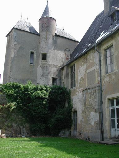 Château de Bannegon : Deux tours carrés, façade nord-est.