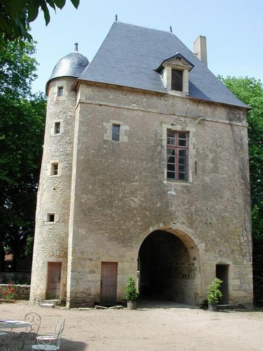 Château de Bannegon : Chatelet d'entrée.