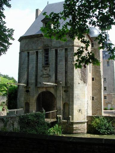 Château de Bannegon : Chatelet d'entrée.