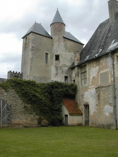 Château de Bannegon : Façade nord-est, et deux tours carrées.