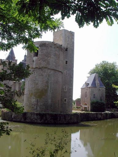 Château de Bannegon : Tour ronde défensive au nord.