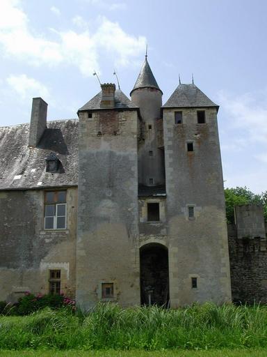 Château de Bannegon : Les deux tours carrées de la façade nord-est.