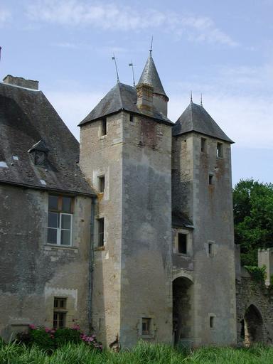 Château de Bannegon : Les deux tours carrées de la façade nord-est.