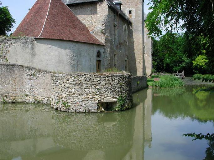 Château de Bannegon : La façade nord-est de la cuisine sarrasine, les douves.