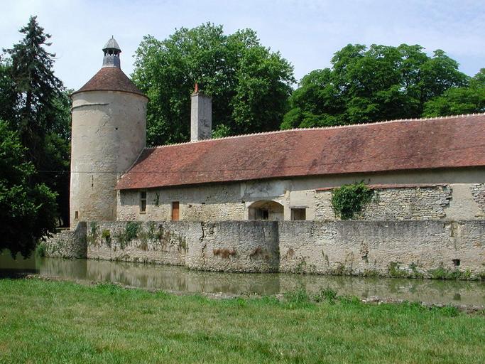 Château de Bannegon : Le bâtiment des communs, le pigeonnier, et les douves.