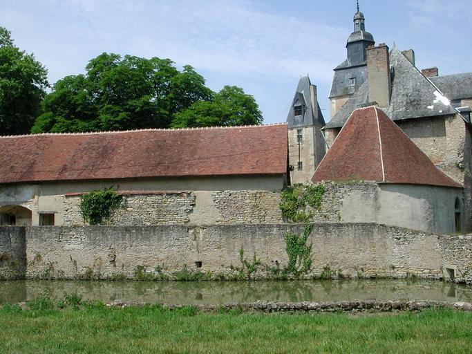 Château de Bannegon : Le bâtiment des communs, la cuisine sarrasine, et les douves.