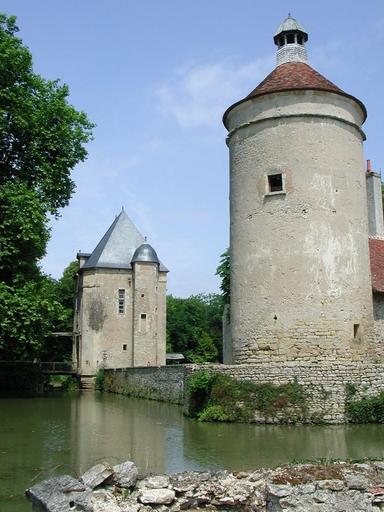 Château de Bannegon : Le chatelet et le pigeonnier.