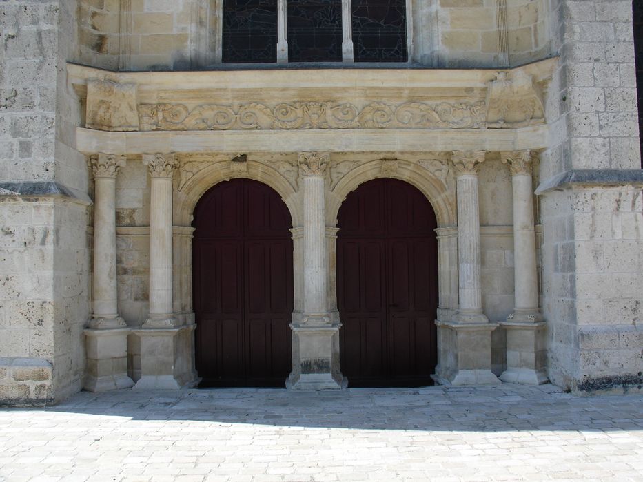 Eglise Saint-Aignan : Flanc est, double portail, vue générale