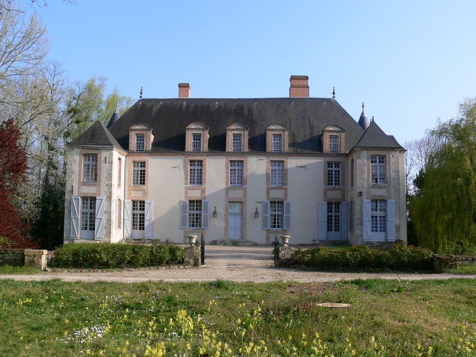 Château de la Luzerne : Façade nord, vue générale