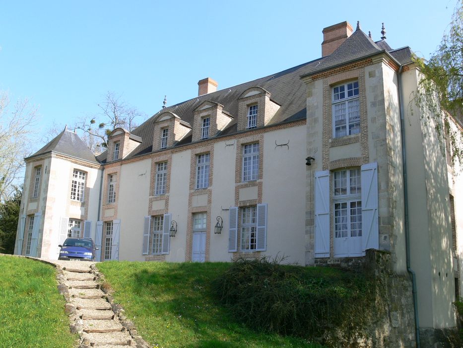 Château de la Luzerne : Façade nord, vue générale