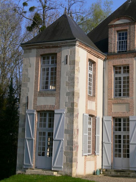 Château de la Luzerne : façade nord, pavillon est, vue générale