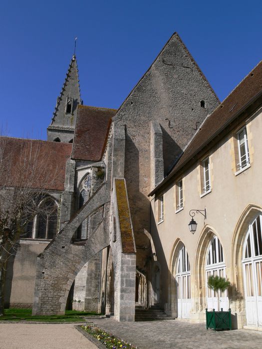 Eglise abbatiale Saint-Pierre : Pignon du transept sud, vue générale