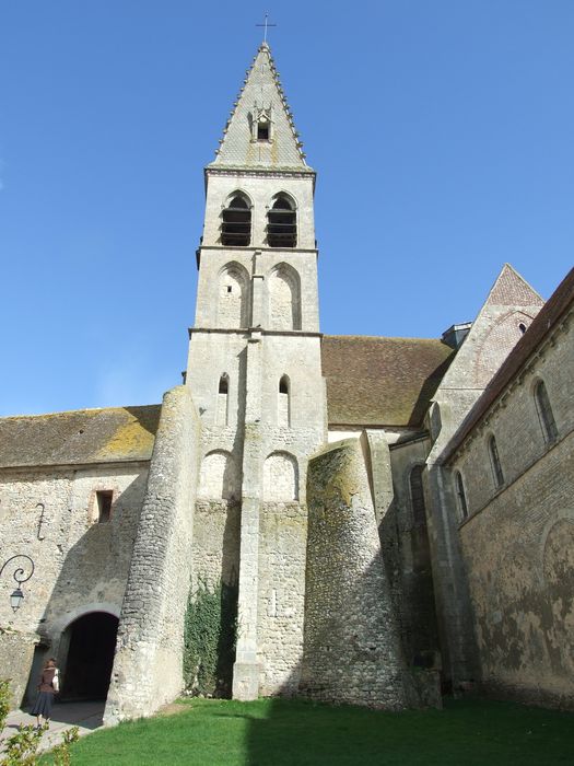 Eglise abbatiale Saint-Pierre : Clocher, vue générale