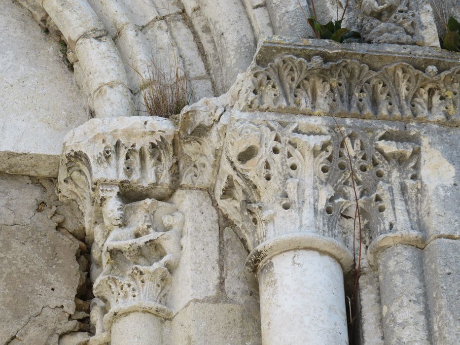 Eglise abbatiale Saint-Pierre : Portail ouest, détail des chapiteaux sculptés