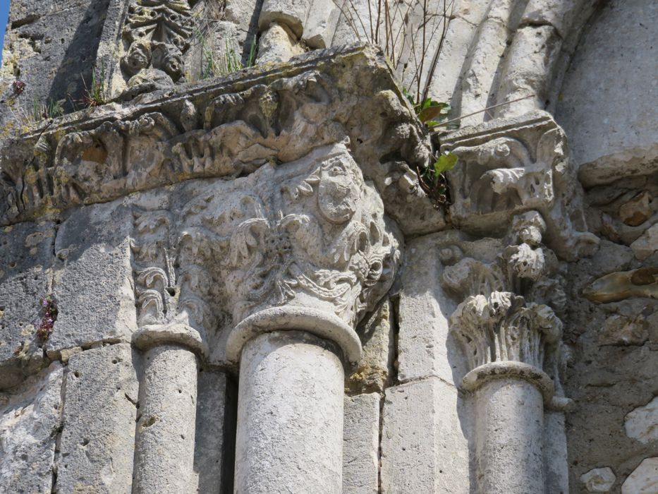 Eglise abbatiale Saint-Pierre : Portail ouest, détail des chapiteaux sculptés