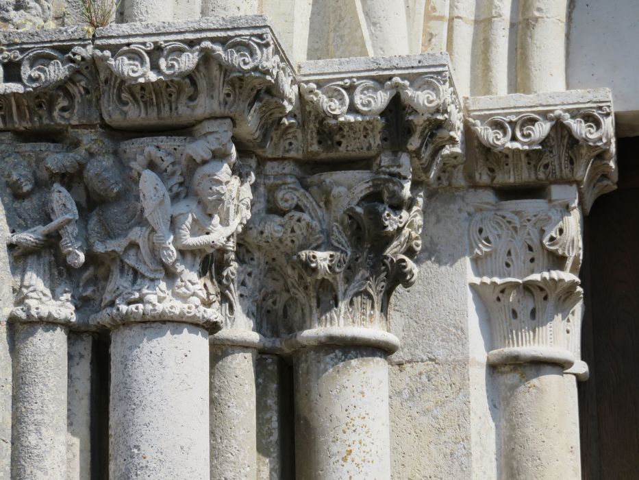 Eglise abbatiale Saint-Pierre : Portail ouest, détail des chapiteaux sculptés